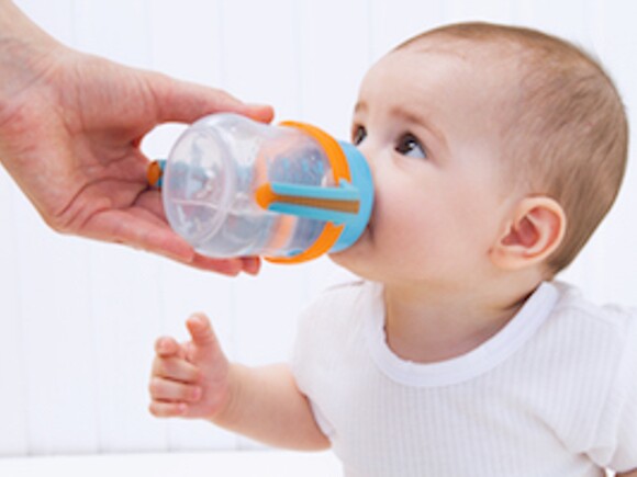 Bebé tomando agua como hidratar a mi bebe