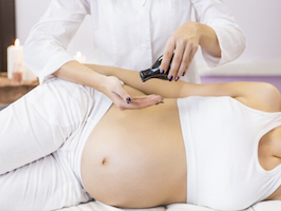 Mujer embarazada recibiendo masaje