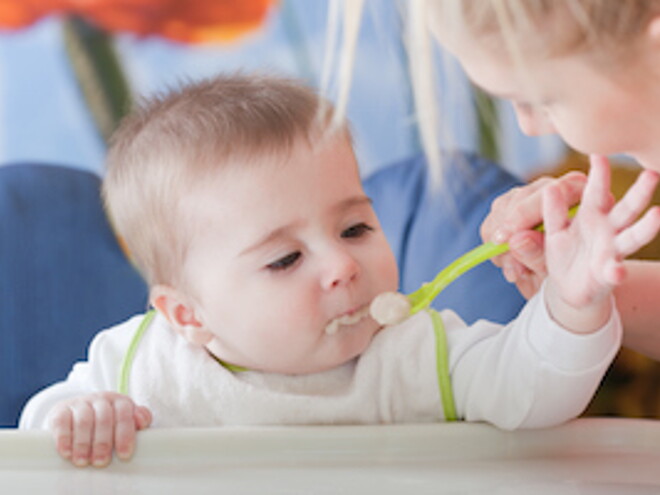 Bebé comiendo cereal