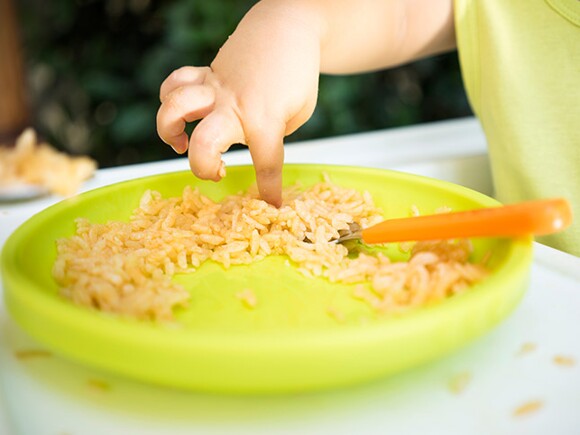 ¿Tu bebé está listo para comer con las manos?