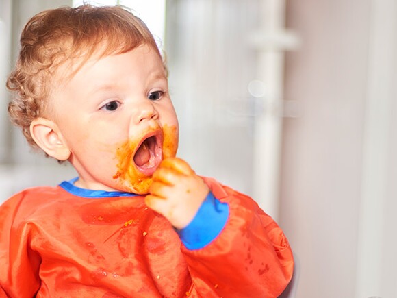 bebé-9-meses-comiendo-pasta 