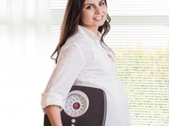 Embarazada-con-báscula