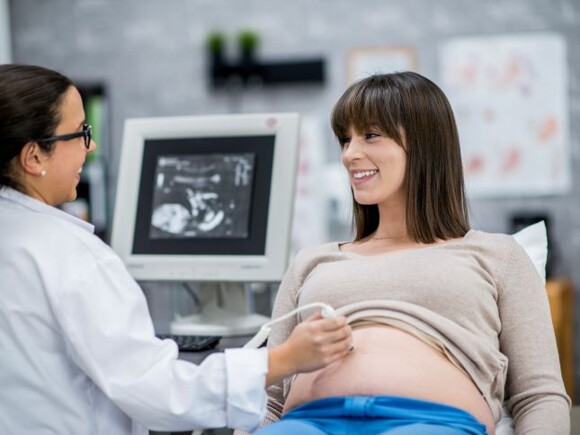 Mujer en consultorio tomando una cita prenatal