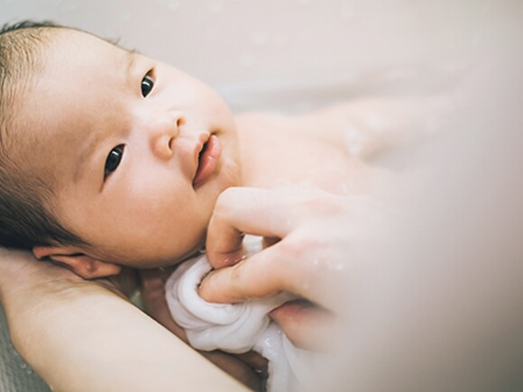 Lista para el baño: Cómo bañar a un recién nacido
