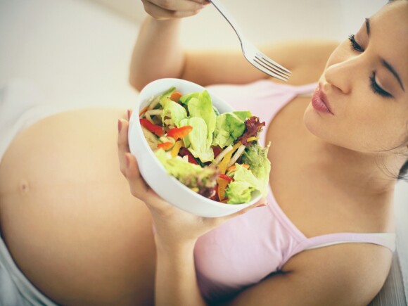 ¡Comer saludable tiene muchos beneficios durante el embarazo!