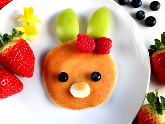 Conejo hecho con hot cake y frutas frescas para bebés