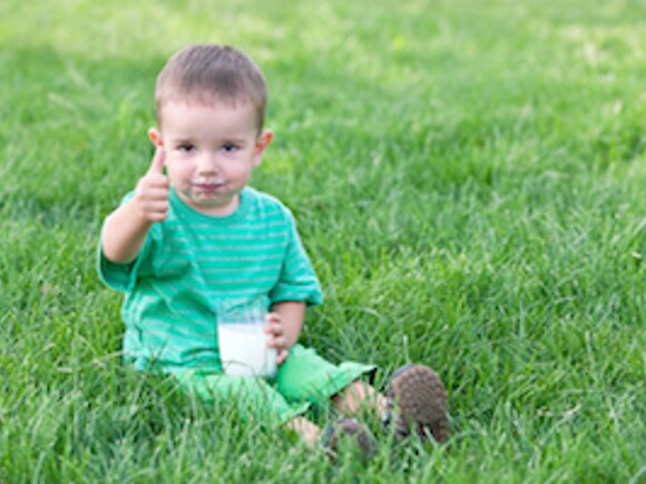 Niño sentado en el pasto nutrimentos para el crecimiento