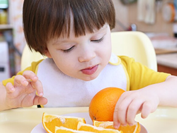 Bebé-come-naranjas