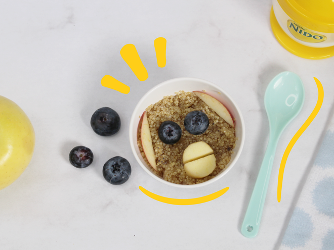 plato con quinoa y frutas formando cara de changuito