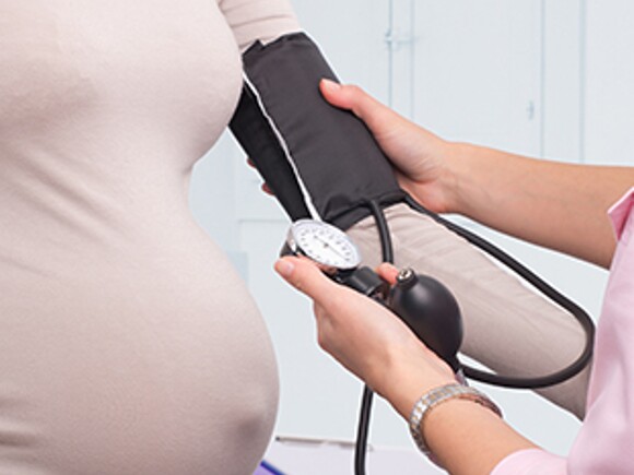 Doctor-toma-presión-a-mujer-embarazada