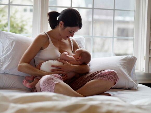 La lactancia materna en los primeros meses de vida.