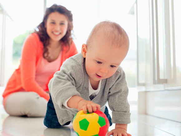 Bebé de 12 meses gateando con su juguete