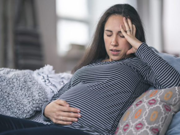 Mujer embarazada con dolor de vientre 