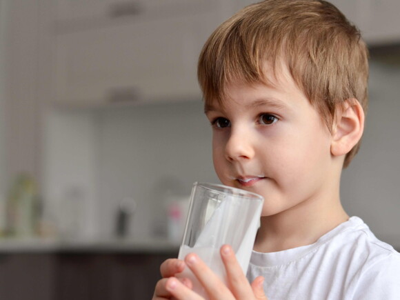 Cuánta leche debe tomar un niño y de qué tipo?