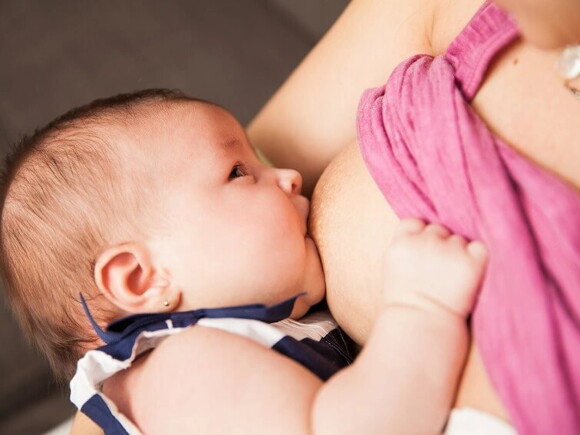 Posturas para amamantar a tu bebé de forma adecuada