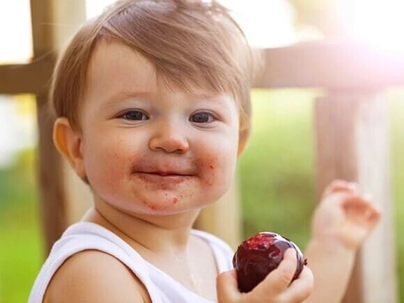 Bebé comiendo una fruta