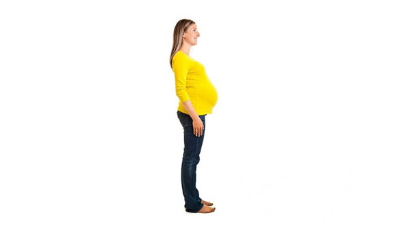 Joven embarazada de 23 a 31 semanas