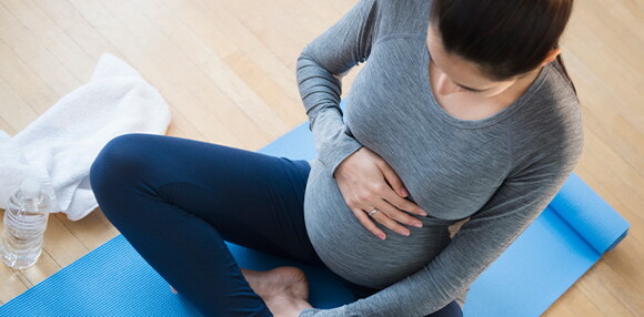 Mujer embarazada sentada meditando