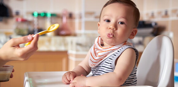 Bebé de 11 meses comiendo su alimentación complementaria