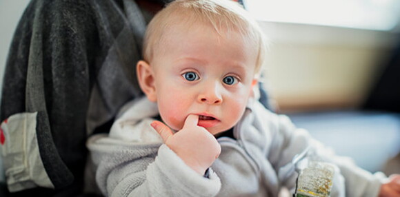 Bebé de 12 meses con el dedo en la boca