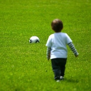 Niño jugando con una pelota