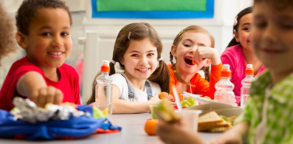 Niños comiendo en la mesa los probióticos saludables