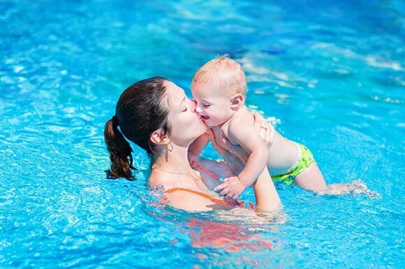 Mamá nadando con su bebé