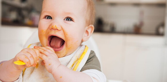 Bebé comiendo papilla como alimento sólido